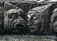 France,_Haute-Garonne,_Montsaunes,_Eglise_St-Christophe,_Facade,_Frise,_Tete_humaine_&_masque_grimacant (1)